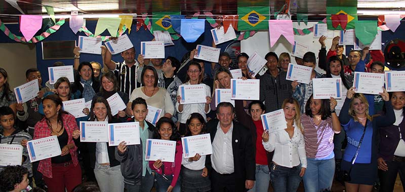 Entrega de certificado é realizada em clima de festa